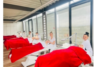 Kosmetik- und Fußpflege-Ausbildung in Frankfurt – CR Cosmetic Academy