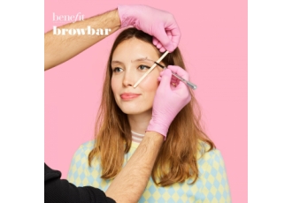 Augenbrauen-Service in Düsseldorf – Benefit Cosmetics BrowBar Douglas