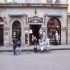 Mit farbenfrohem  Geschirr
